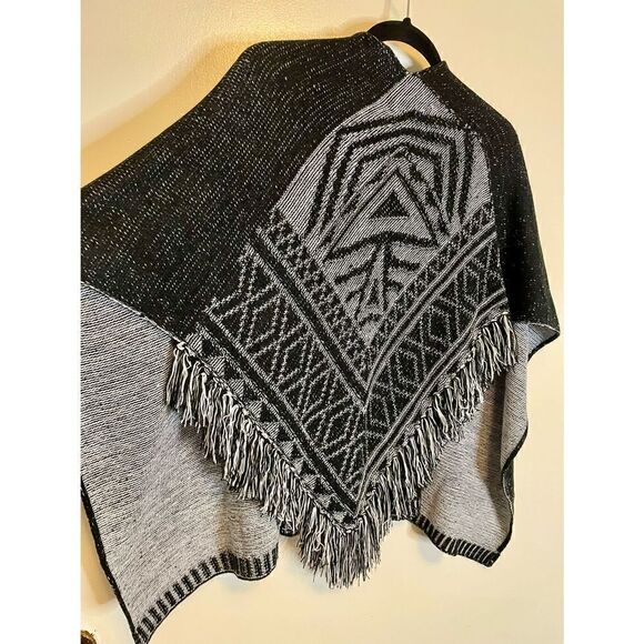 BCBGeneragtion poncho/shrug in black and grey NWT one size - Picture 7 of 11